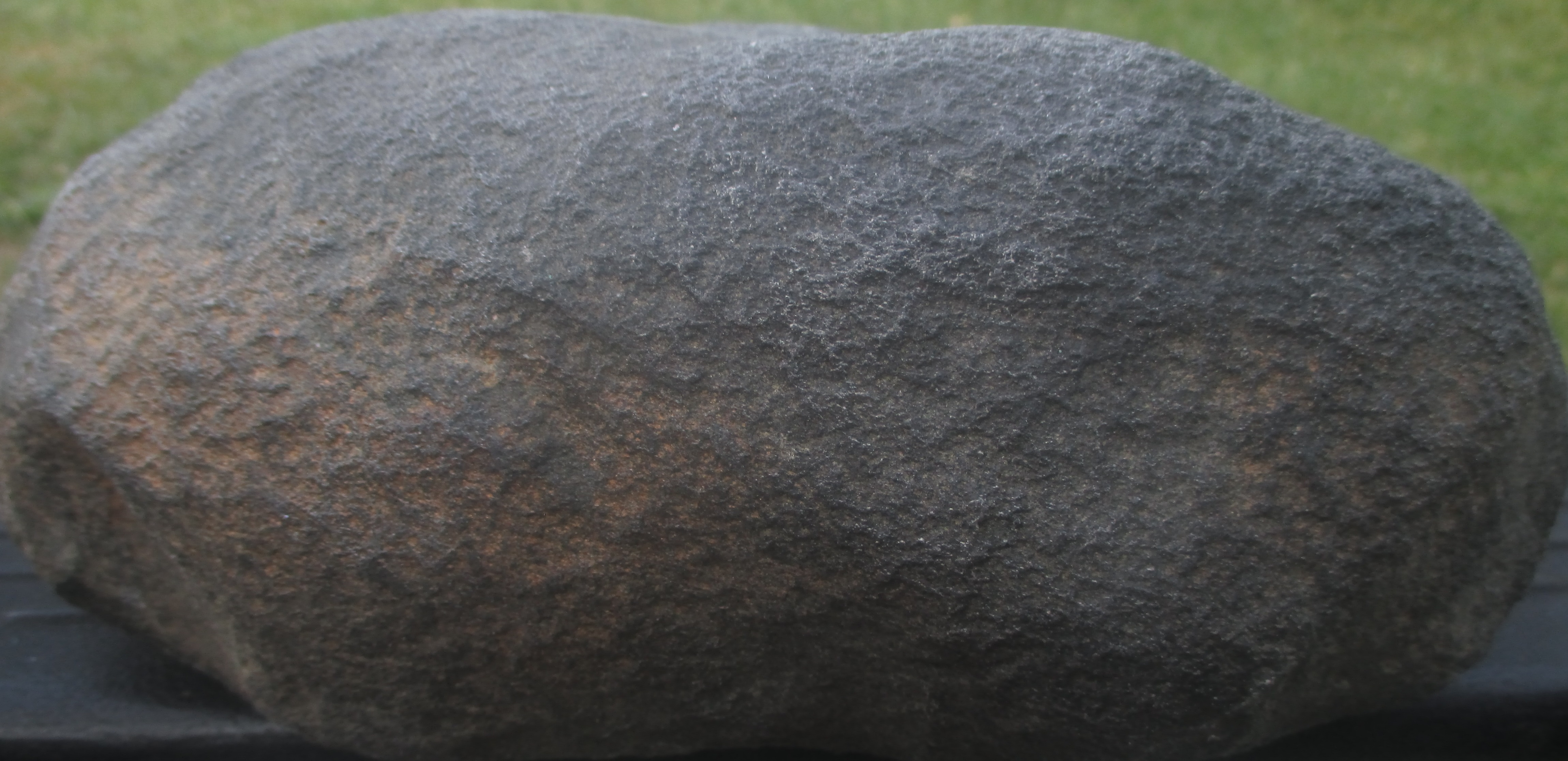 Die Ansicht der Dicke des Meteoriten zeigt einige verwitterte Stellen