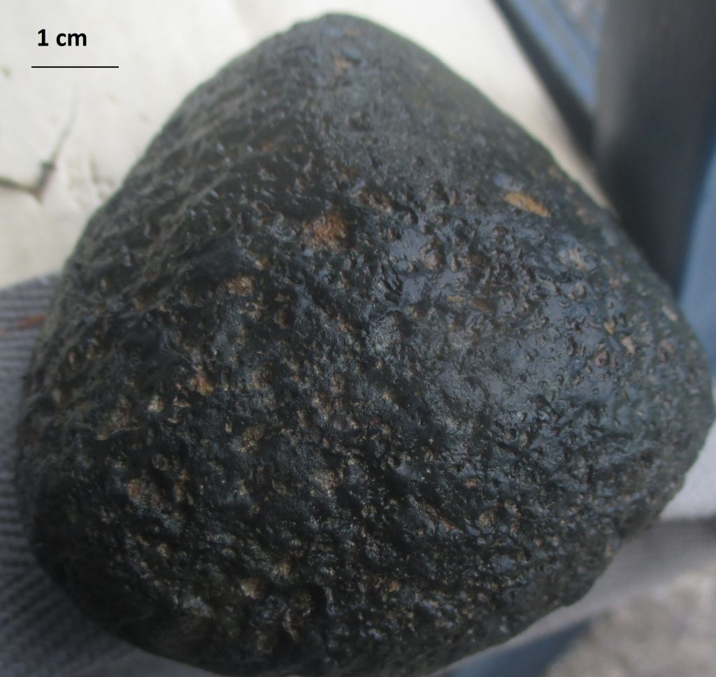 Beim Fund zeigte der Met im feuchten Zustand eine schwarze Schmelzkruste, die nach der Abtrocknung grau wurde